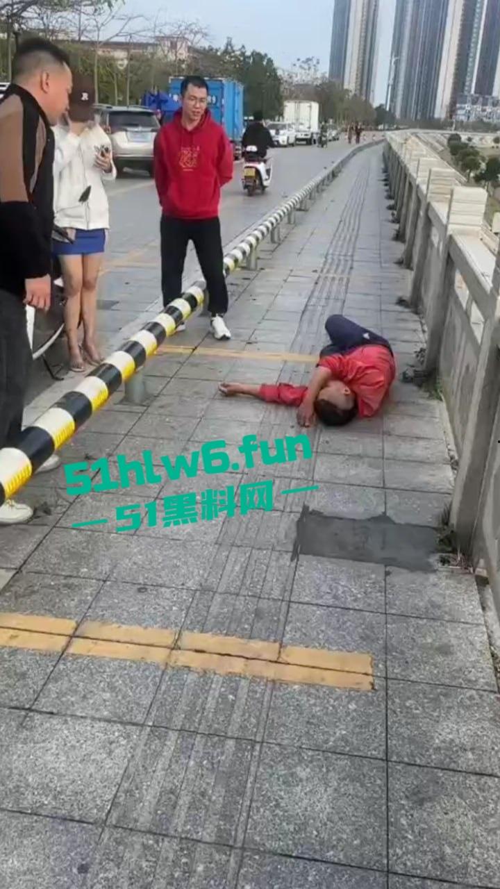广东茂名化州女网红被猥亵事件，高颜值擦边女网红穿性感吊带裙江边跳舞被大叔摸臀猥亵。