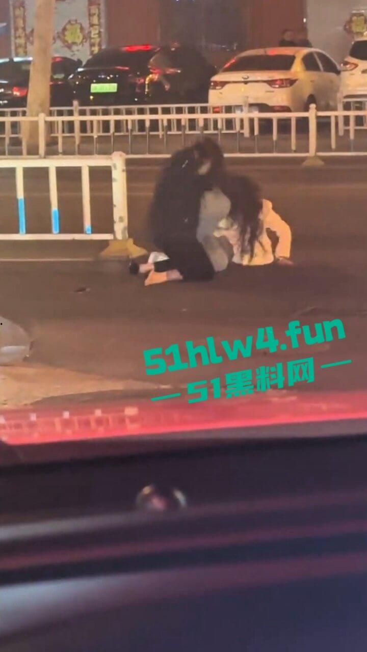 两美女街边对战，拿高跟鞋疯狂打砸据悉是小三被抓，原配暴怒殴打这小三一看就是个嫩妹。