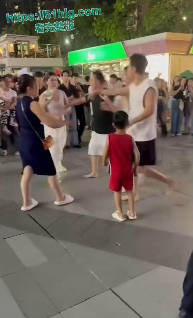 禽兽不如！养了20年的女儿跟男友私奔，养父还被当街暴打晕厥，养女冷眼旁观属实让人心寒