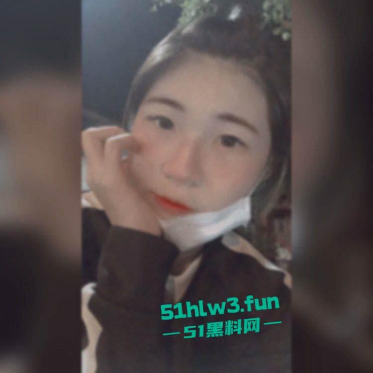 反差母狗学生妹【任荣华】身材娇小纤细小嫩妹，私下母狗一条各种自拍勾引金主骚的没边了。