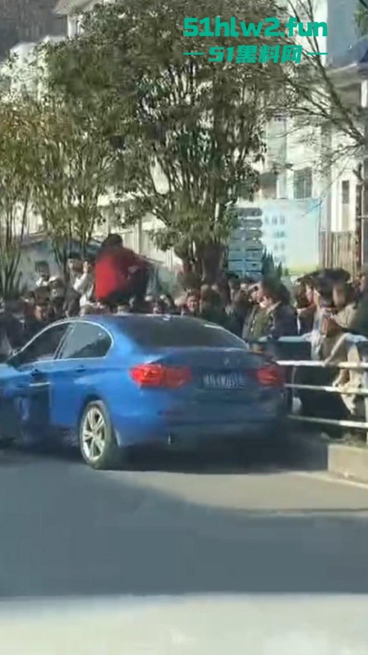 贵州紫云硬核原配当街抓小三，骑车顶猛砸车吓得狗男女龟缩车内不敢出，当街大闹惹人围观。