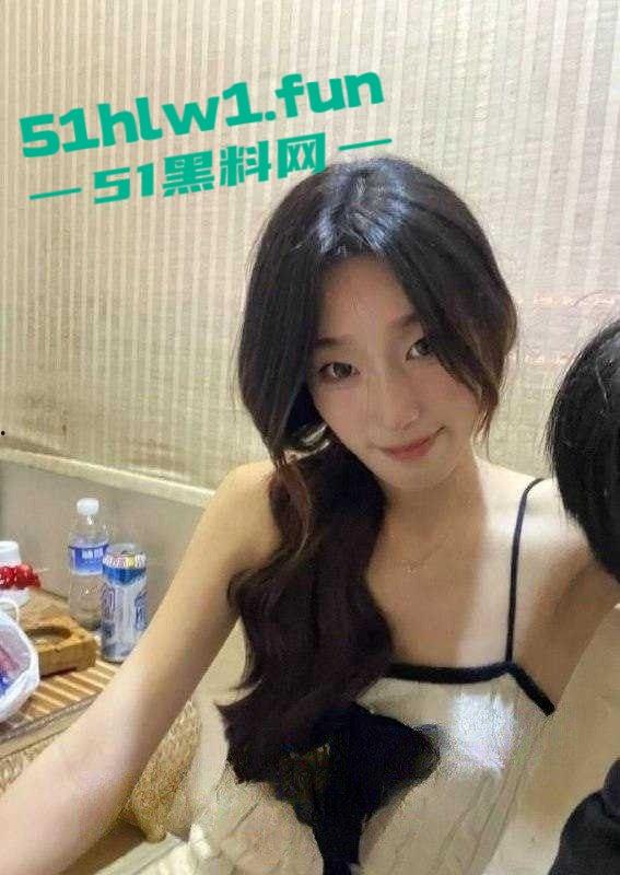 独家曝光！郑州职业技术学院【马玲玲】高颜值女校花，身穿情趣套装约炮视频。