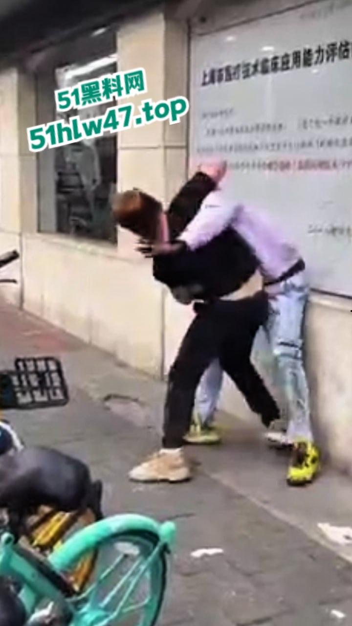 广州黑人被精神小伙爆揍，网友恶嘲这是汉人殖民者，在广坎达街头殴打土著，原来广州早已被黑人占领了啊！