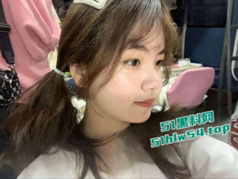 湖南大学白嫩萝莉女大学生【孙奥奥】遭金主包养，美臀粉穴侧方位后入，不玩无套内射都对不住这小粉穴！