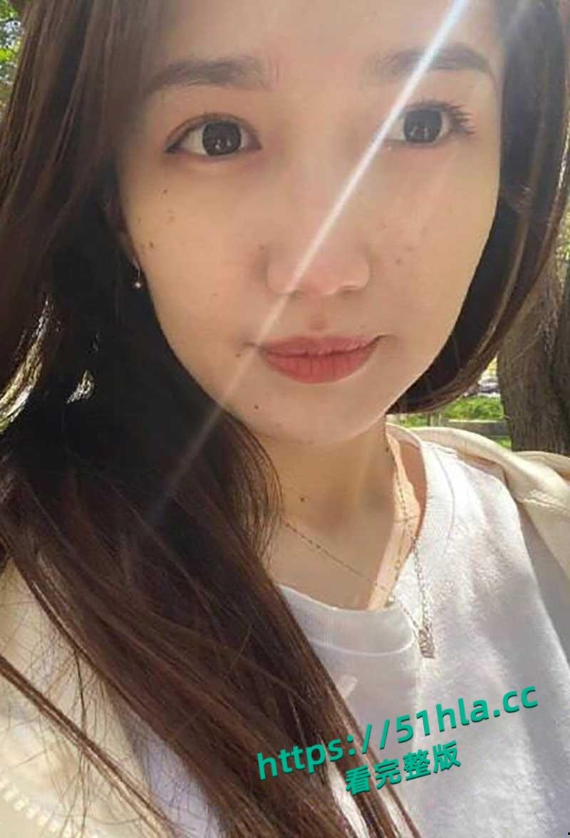 新疆绿帽男贡献极品女友做爱视频，绝美尤物撅臀被后入狂操，跳蛋玩穴刺激阴蒂淫液狂喷！