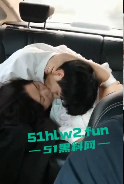 网约车秒变激情角落，小情侣后座干柴烈火，亲到腿软手伸裙底扣逼，司机大哥强忍不回头！