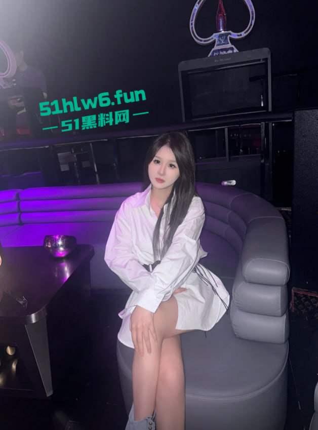 抖音20W粉丝大长腿女神级网红【亲亲小渝】金主高价定制，低角度美景甜美蜜桃臀！