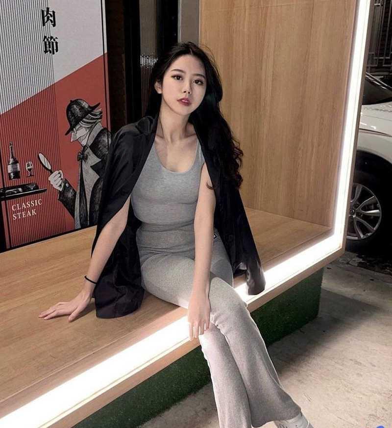 河北信工职业学院【李露】劈腿 前男友将其不雅视频曝光 高颜值 大长腿 翘着肥臀在厕所被疯狂后入