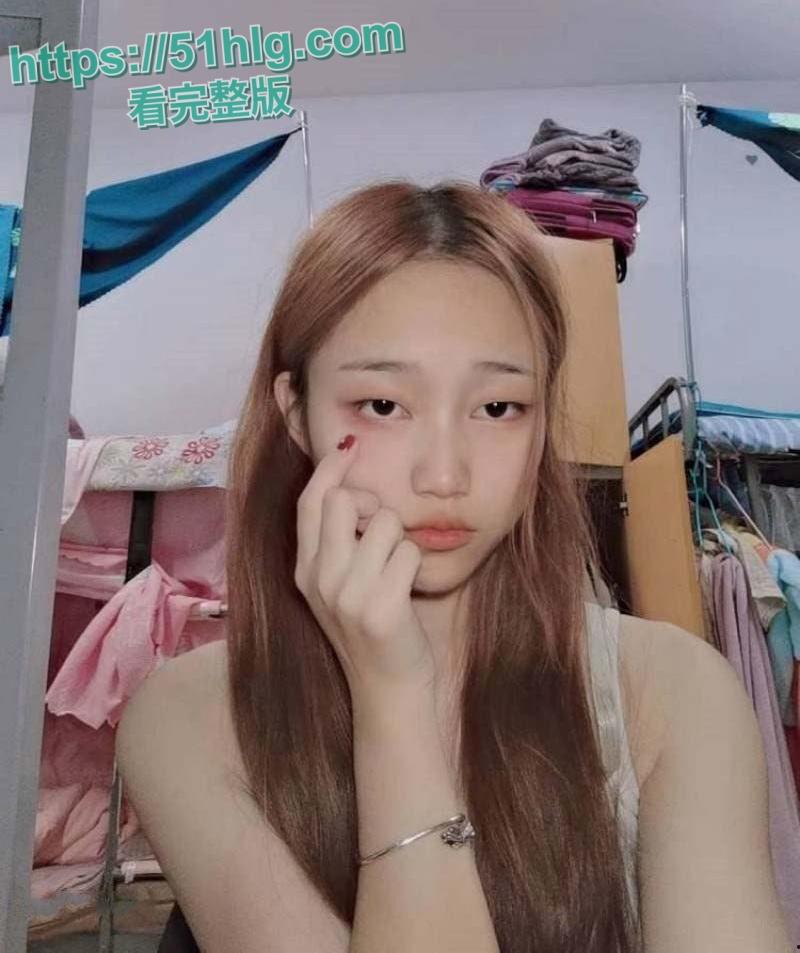 【四川】清纯厂妹的狂野转行，沦为男人的极品泄欲炮架！床技狂野，露脸口交风骚程度堪比资深骚鸡