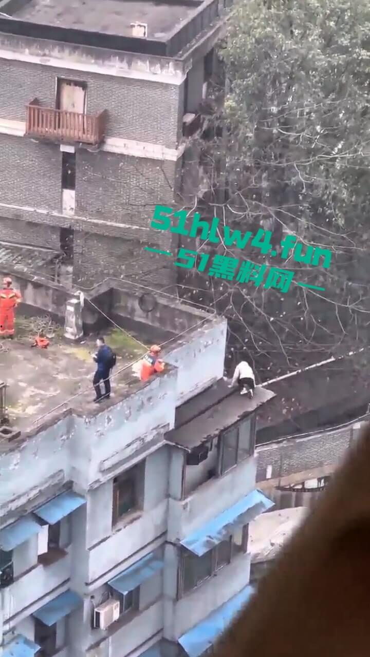 山西一男子轻生现场，救援队赶到男子奋不顾身跳楼自杀，据悉是离婚导致的精神崩溃。