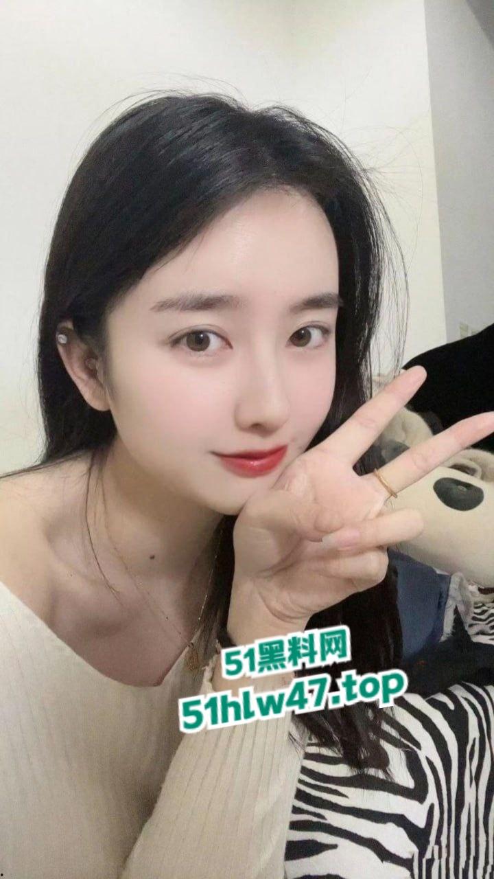 武汉大学计算机院，美女辅导员【徐曦】竟然偷偷直播玩擦边还私下裸聊约炮被学生发现后曝光。