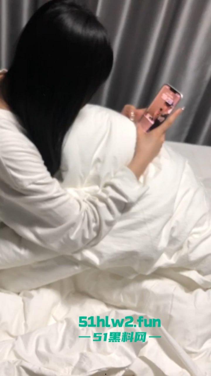 陌陌APP撩妹大神约操河南商丘工学院【孟雨佳】登门爆肏，上操嘴巴下灌精爽得不亦乐乎。