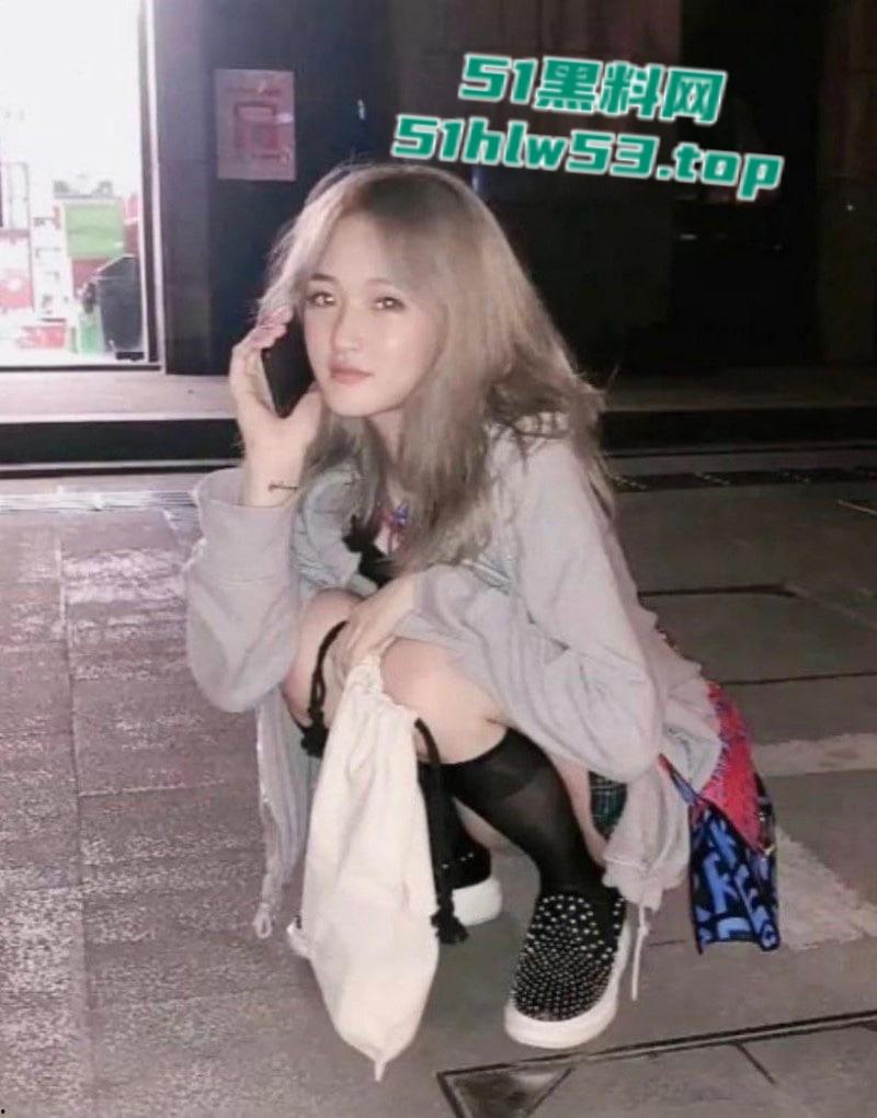 00后金发美少女痴迷网恋，奔现后竟被下药迷奸按头深喉后入暴操，模样犹如泄欲工具！