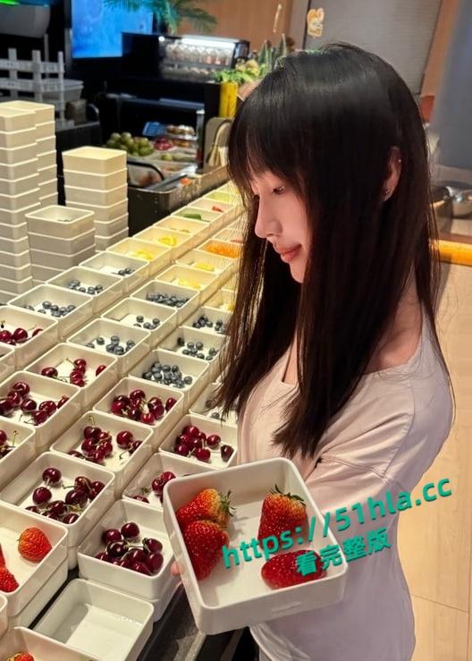 独家爆料,湖南省永州小学老师【李畅】裸聊视频,深夜寂寞难耐抖音主动勾引瓜友裸聊被曝光!