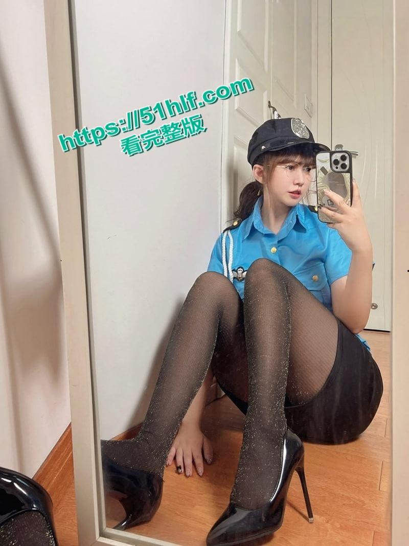 高颜值小母狗【张思允】化身性感女警官，付费视频曝光，高跟黑丝性感小短裙，镜前展示诱人肉体！