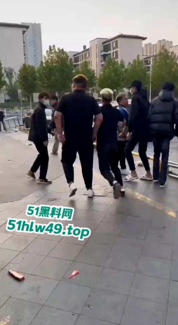 山东泰安万达恶魔团街头斗狠，打死单身小伙，快手流量过万杀人还发视频炫耀。