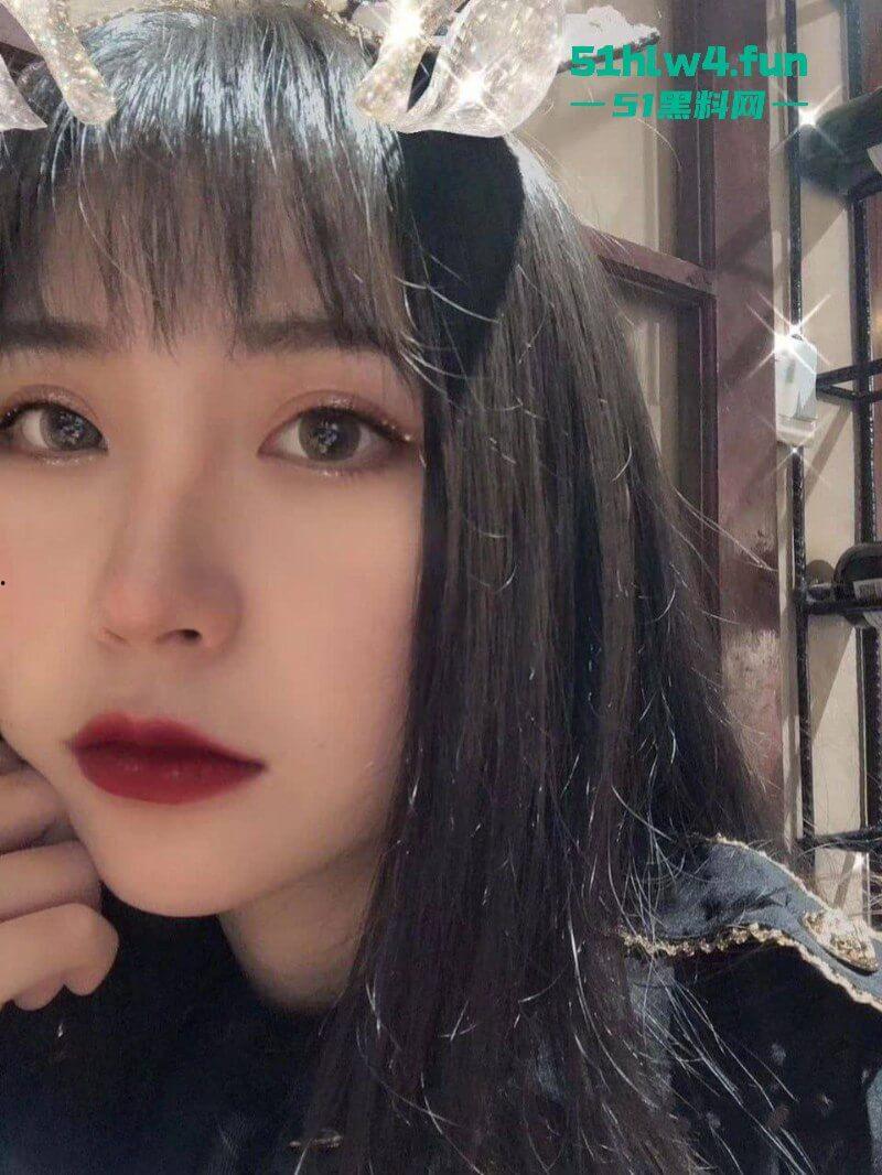 西安淫荡姐妹花与男友啪啪视频曝光，淫荡吃鸡开裆求射，骚穴外漏等人干的内心骚气外漏。