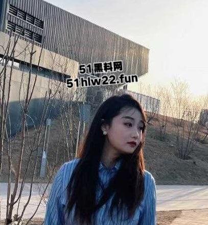 包头轻工技术学院反差妹【王静】深夜化身淫荡骚狗，黑丝翘臀疯狂榨精自慰陪睡各种约炮。