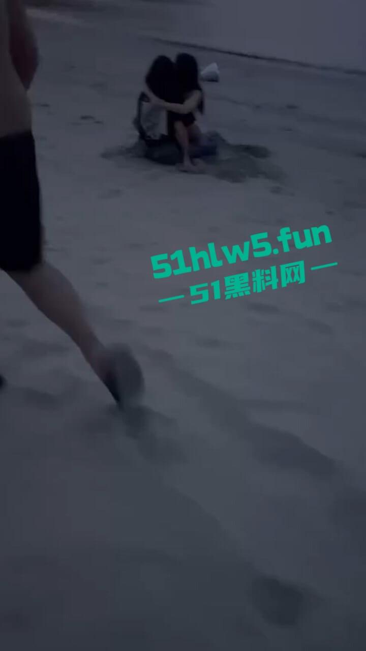 越南岘港仙沙港海滩，一对中国情侣在岘港仙沙港海滩骑乘做爱，现场公狗腰耸动激烈异常引发热议。