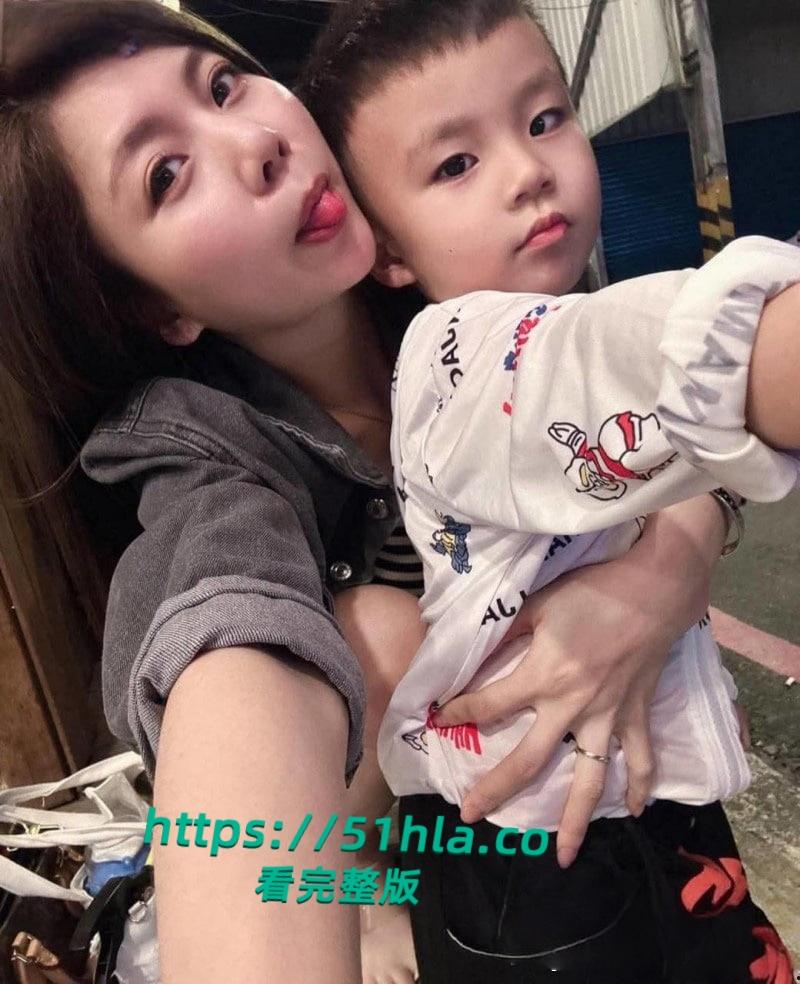 台湾26岁快餐店老板娘【林郁馨】发泄私欲色诱房东，肉棒甩脸掰唇喷尿，淫语口交极度下贱！