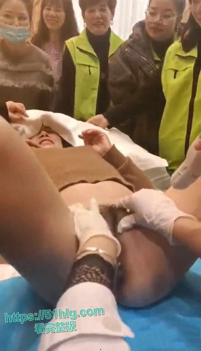 成人培训视频曝光席卷全网！白衣女讲师亲授私密保养技巧，年轻学员现身说法高潮连连，尺度惊人