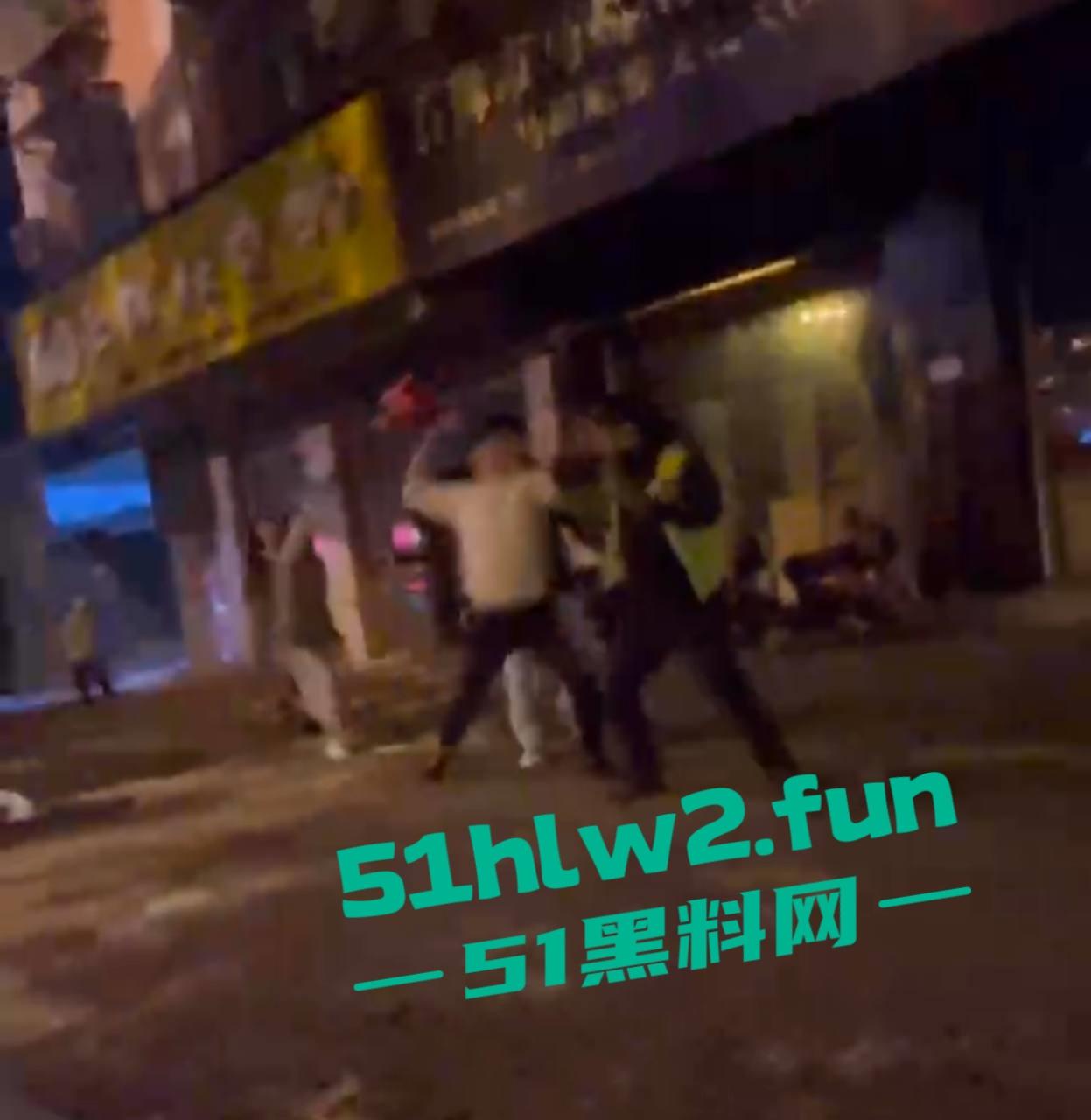 福建莆田精神小伙当街暴打代驾，只因女友露腿男子怀疑代驾司机看了女友腿，愤怒暴起殴打代驾司机。