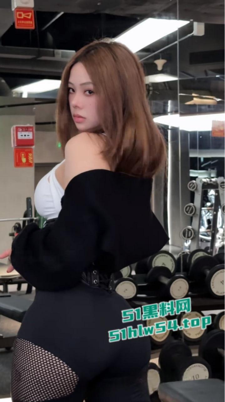 抖音百万粉网红【妻晨】绝顶翘臀健身婊,榜一大哥裸聊私约被金主埋头狂舔多汁肥美肉穴!