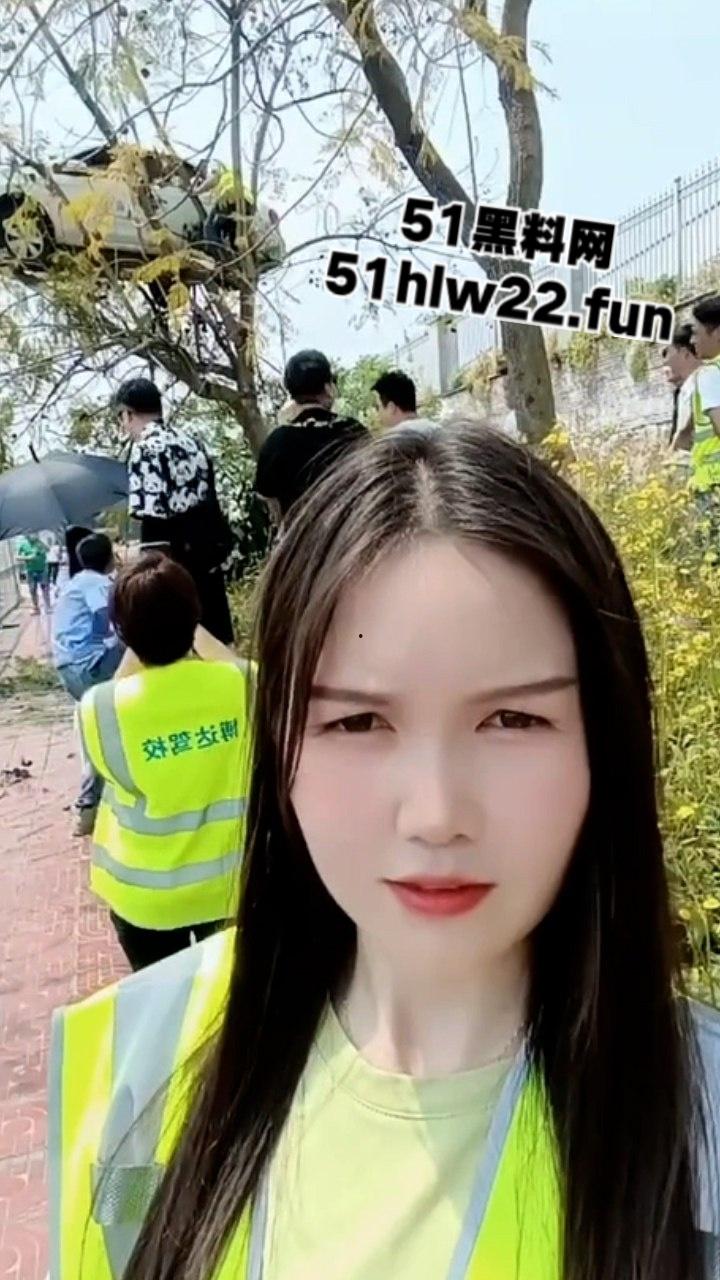 小刀拉屁股开了眼了，宜宾长宁驾校一教练教女学员开车一脚开飞直接上树，这车技也是没谁了！