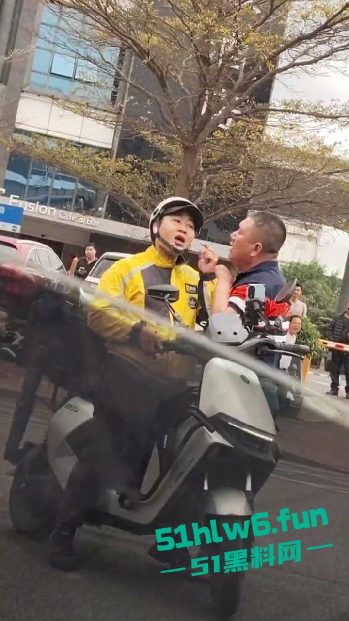 广东东莞网约车路怒哥，下车辱骂外卖员后备箱掏出铁棍，结果只是虚张声势吓唬人死活不敢动手。