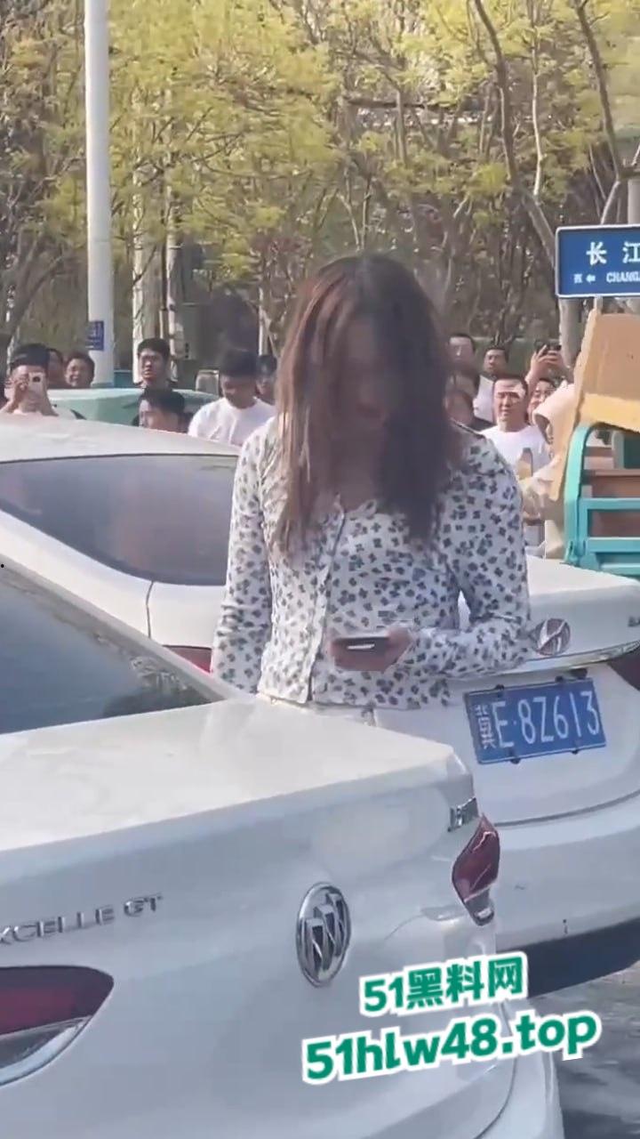 河北邢台最蠢原配，带姐妹家人砸车抓小三被吓的车里不敢出来，结果被玻璃划伤原配遭刑拘。