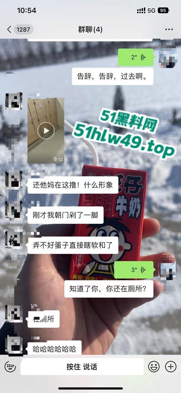 男子厕所看片打飞机被瓜友发现，洗手液瓶灌满水直接扔进去吓唬人，这不得吓阳痿了啊！