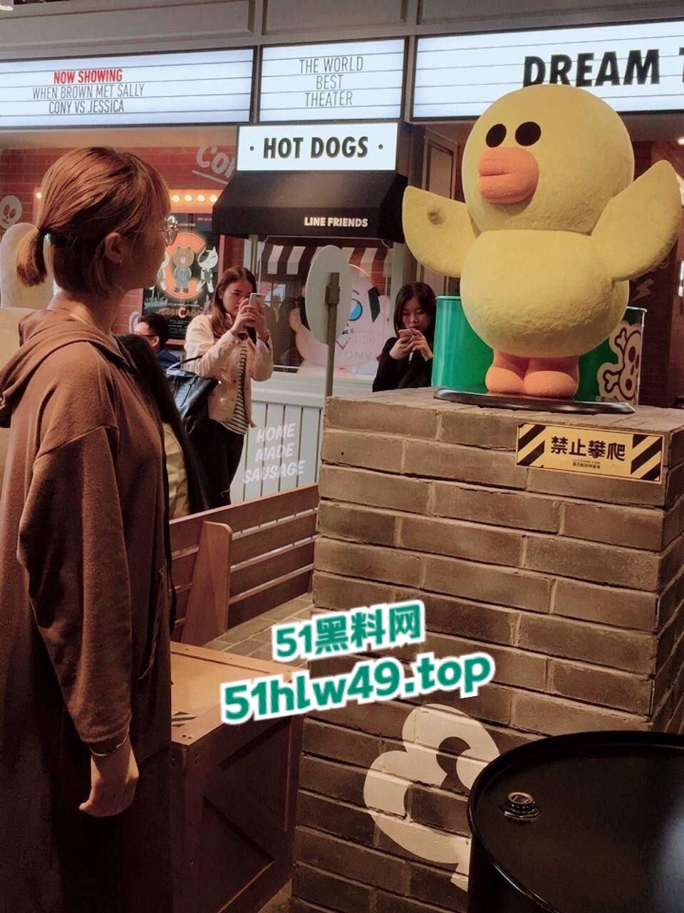 哈尔滨师范大学艺术系学妹【韩璐】被曝光！微信里疯狂卖自己裸露图，经常约炮私生活相当混乱！