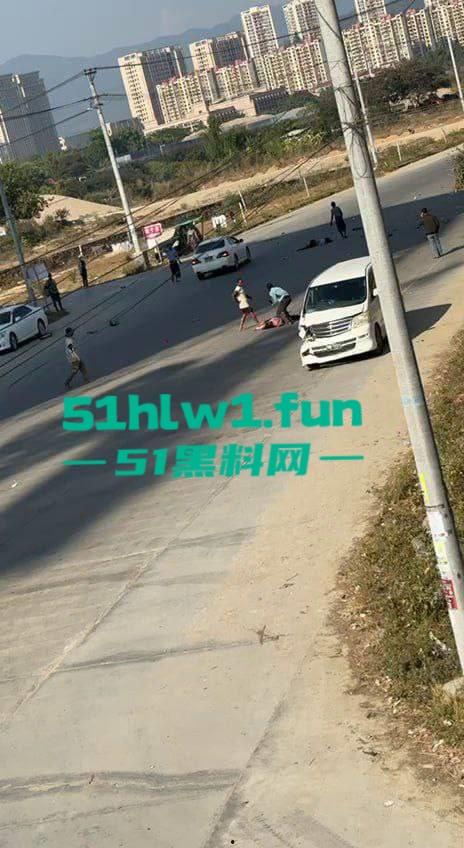 缅甸发生严重车祸 据悉是园区管理员木姐 骑电瓶车出门时 被飞速行驶的面包车撞飞 这就是恶有恶报？