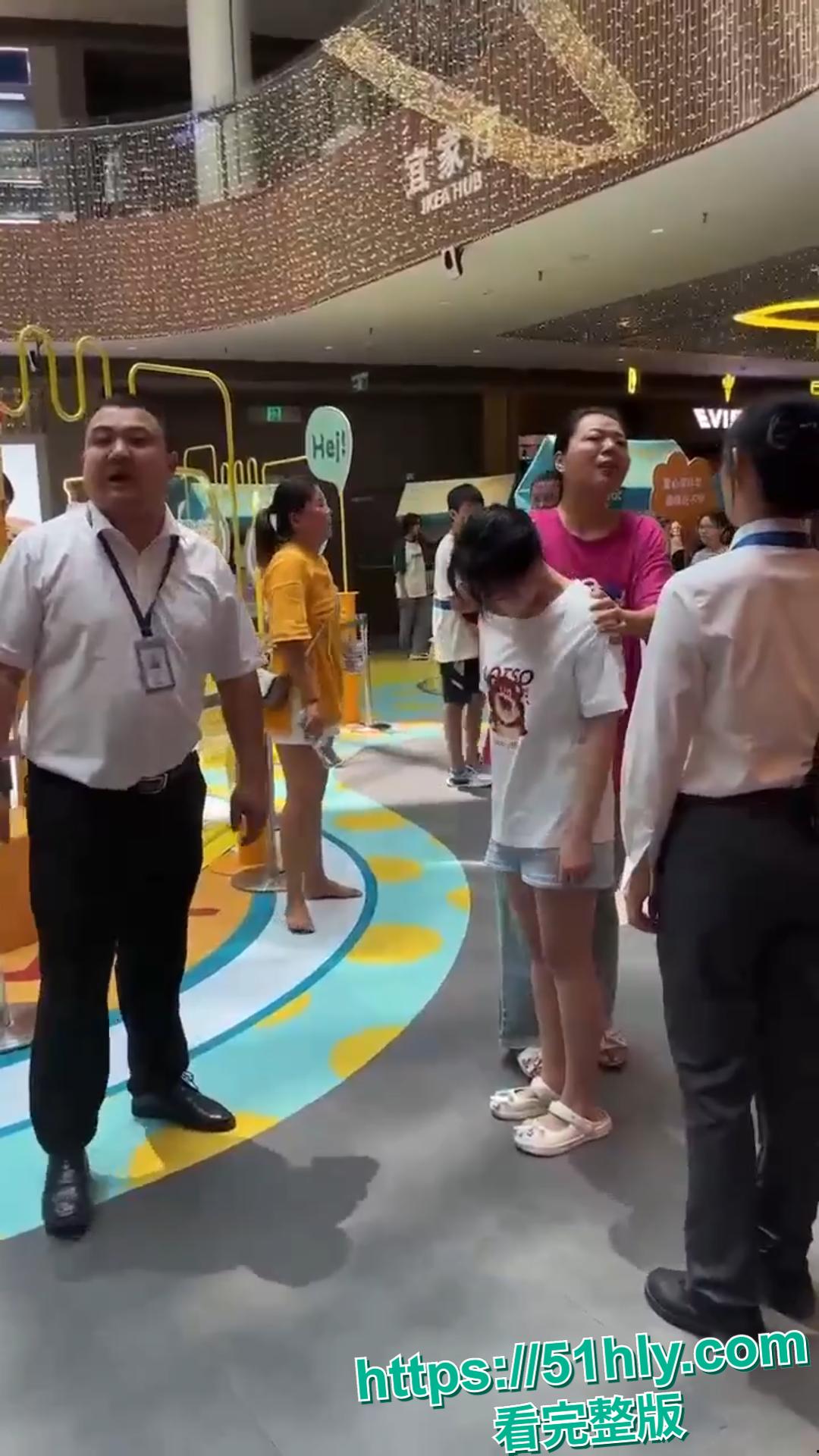 长沙明星幼儿园教师姜灵出轨学生爸爸被原配揪着头发游街示众!