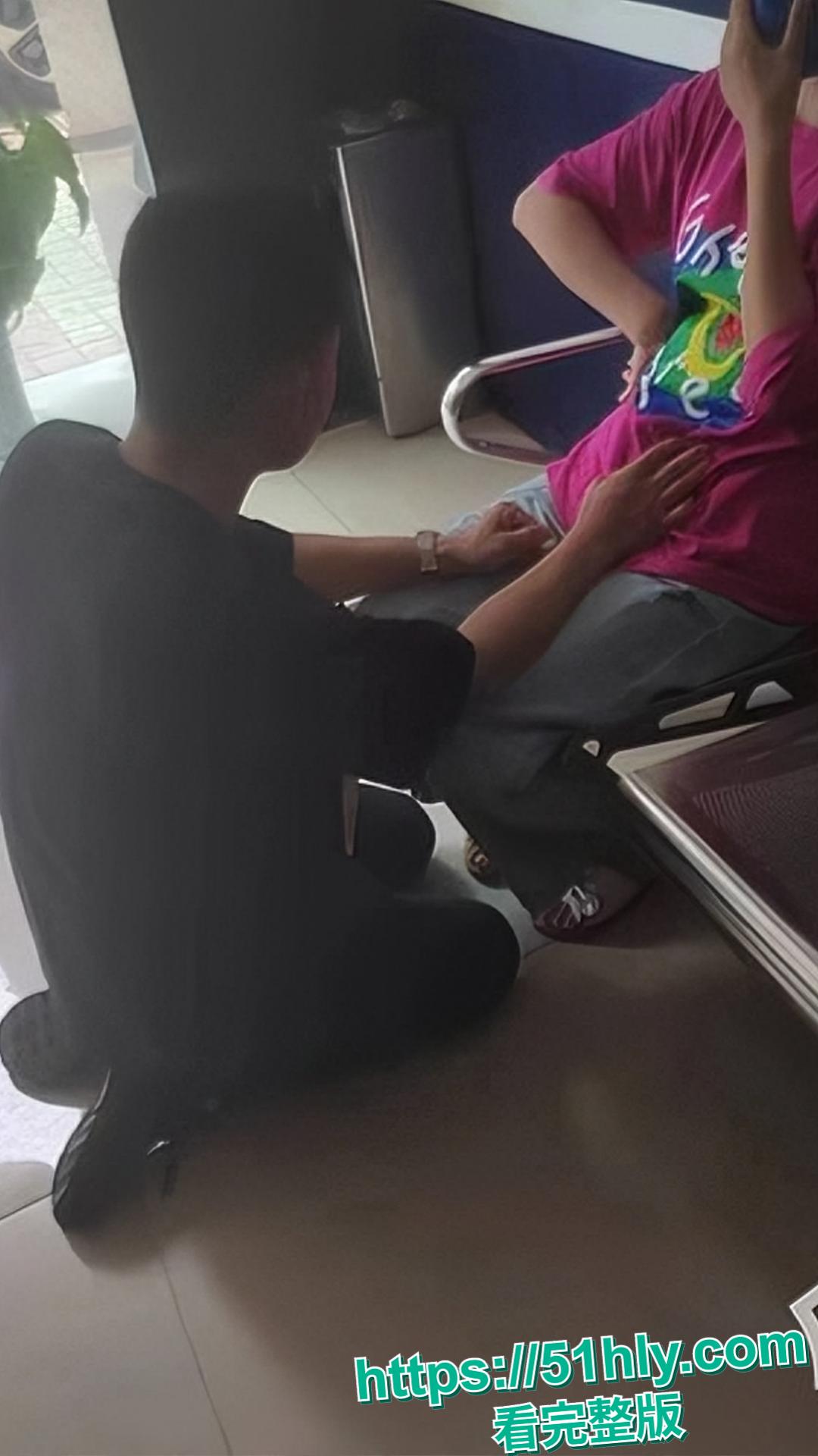 长沙明星幼儿园教师姜灵出轨学生爸爸被原配揪着头发游街示众!