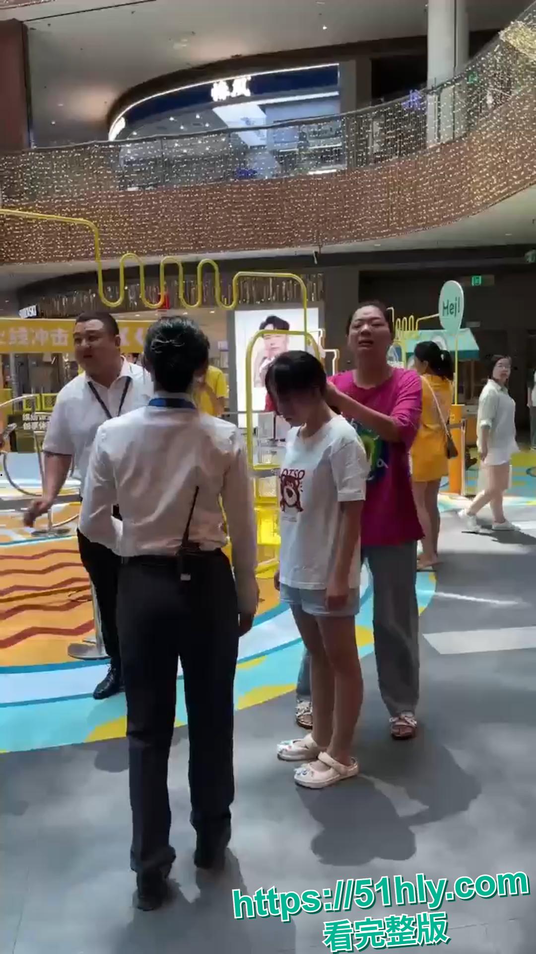 长沙明星幼儿园教师姜灵出轨学生爸爸被原配揪着头发游街示众!