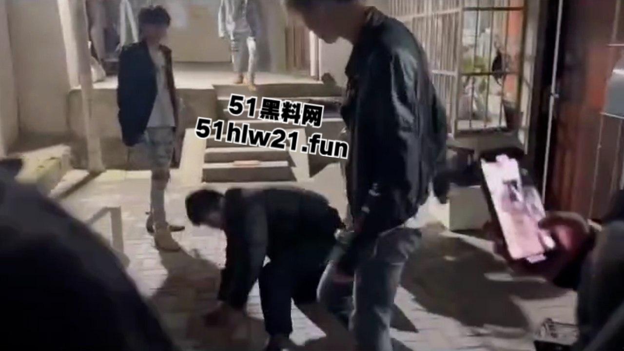 武汉国潮男孩手太欠，当街摸妹子屁股耍流氓被高街小子正义出手一顿暴揍！