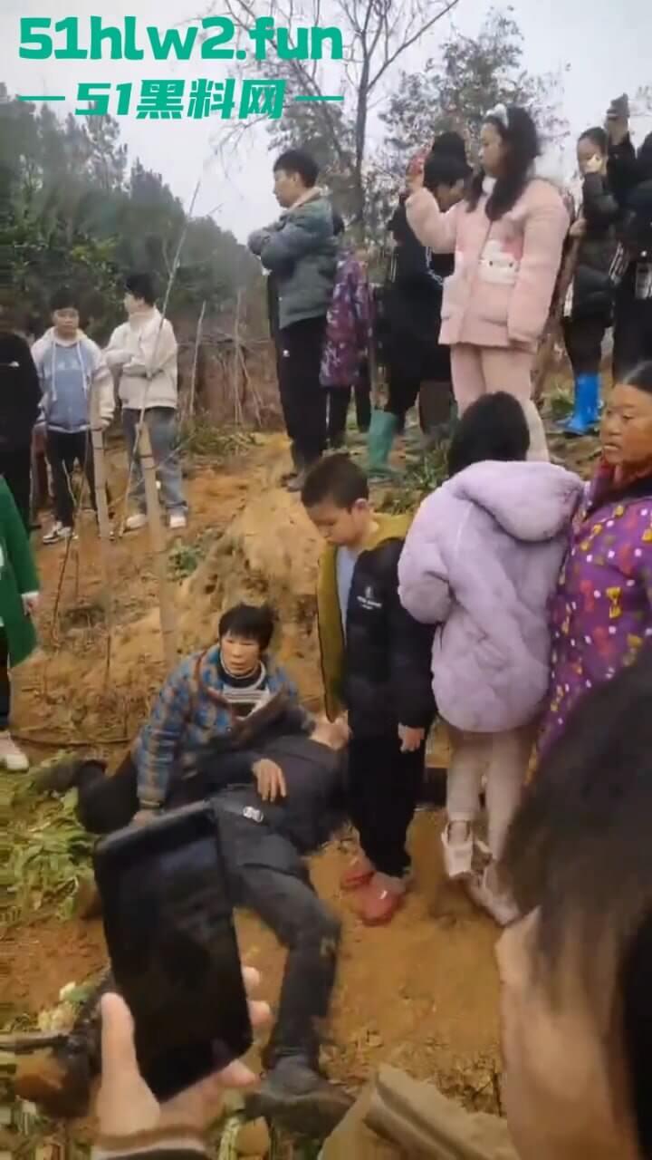 湖南衡阳李花村和添枝村互殴，数名外姓移门村民被打晕倒地不起，现场实拍流出。