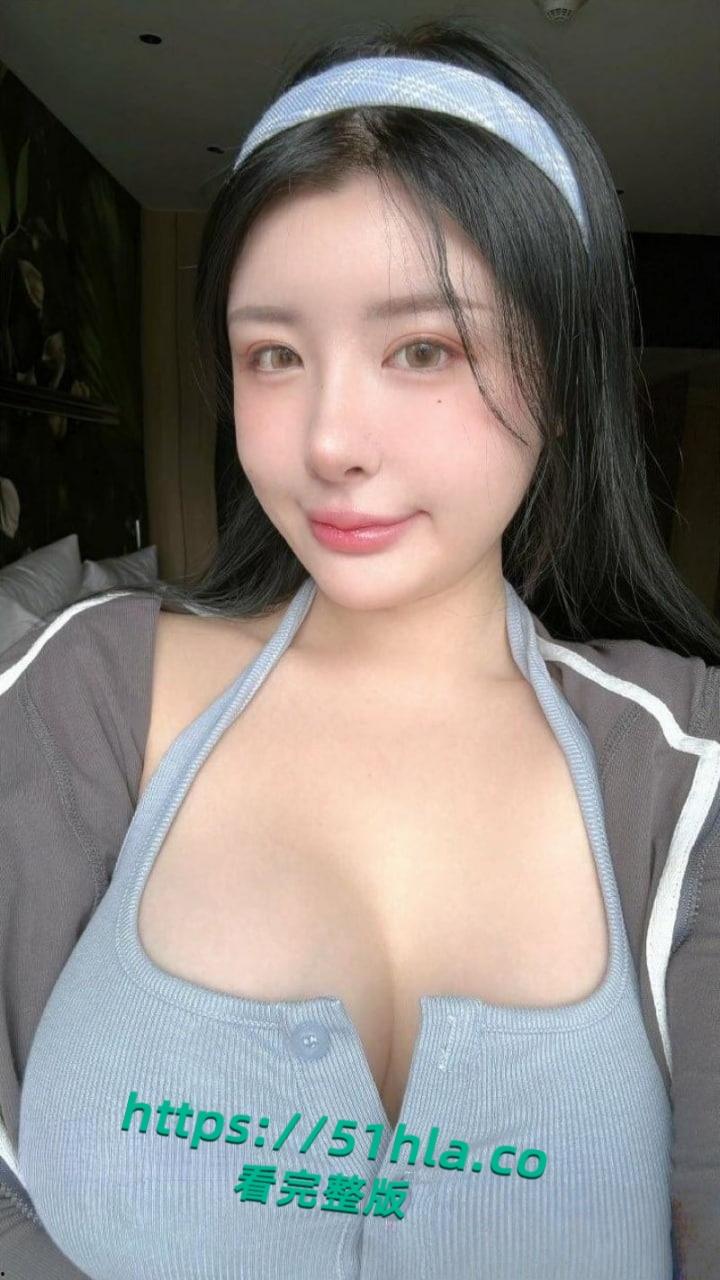 高颜值女神【Cocopie0218】浴池自慰拍摄，丰乳肥臀诱惑十足，白虎逼被道具抽插淫水四溢！