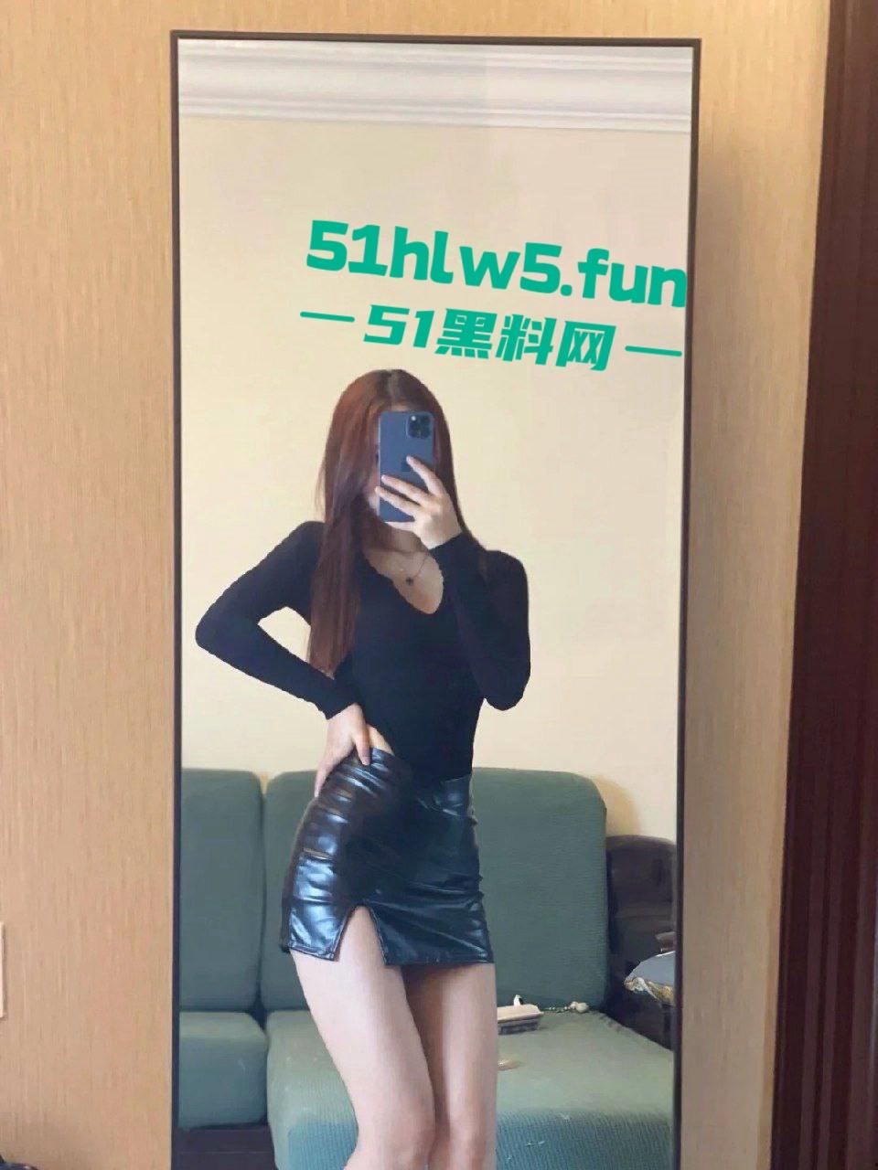 南京模特级女神【李怡楠】完美身材气质美女，惨遭开迈腾的小伙曝光性爱激情啪啪视频。