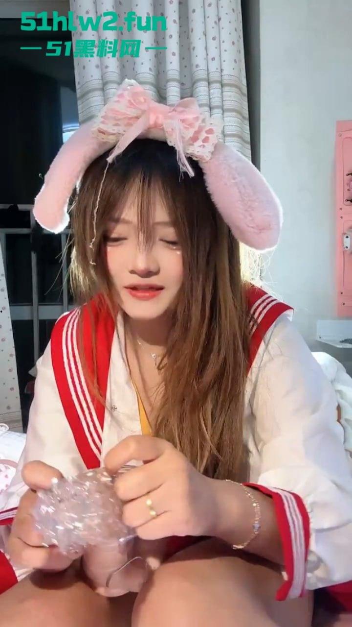 武汉18岁福利姬【少萝没人爱】私密论坛视频流出，超大章鱼足鸡巴极限逼里插首次爆肛！