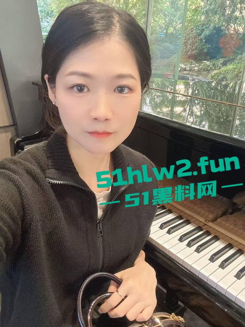 瓜友投稿前女友【刘亦菲】不输大明星，肤白貌美骚得要命，骚逼属性拉满，一摸就湿，粉嫩到让人冲动！