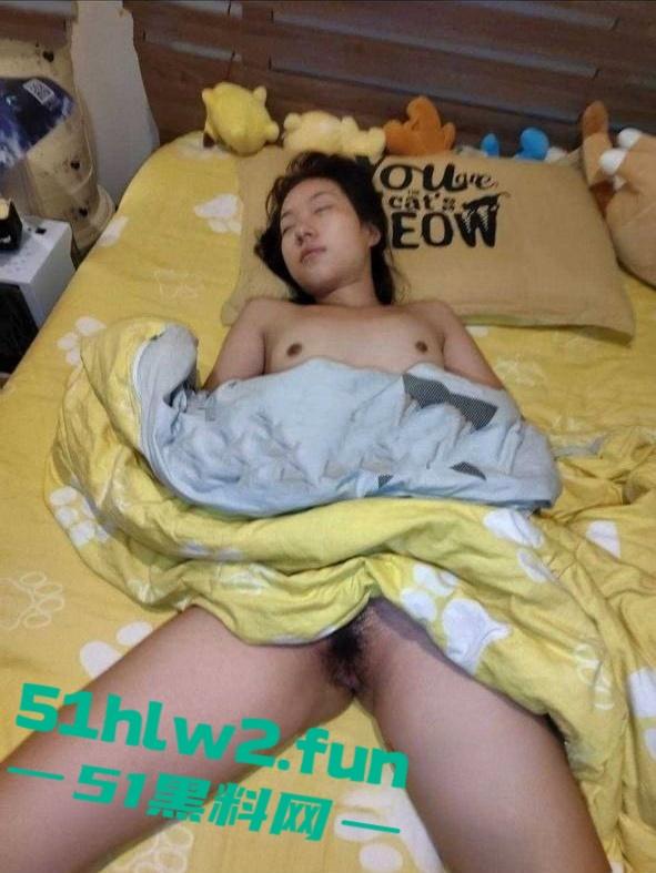 女室友被合租男士迷奸后续意外发展成为了炮友，一场刺激后演变成自己鸡巴套子！