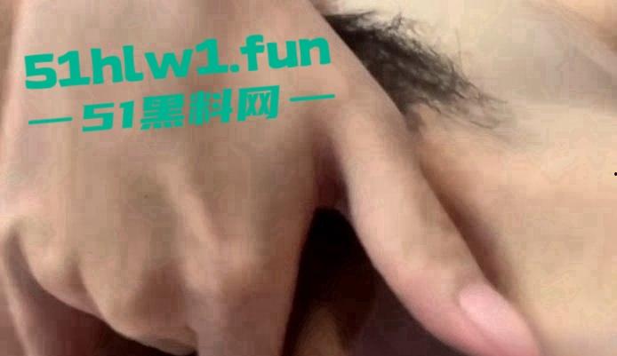 快手反差嫩妹主播【左嫡】身材纤细的大奶女神 和土豪1v1裸聊 展示细腰翘乳秀完美身材