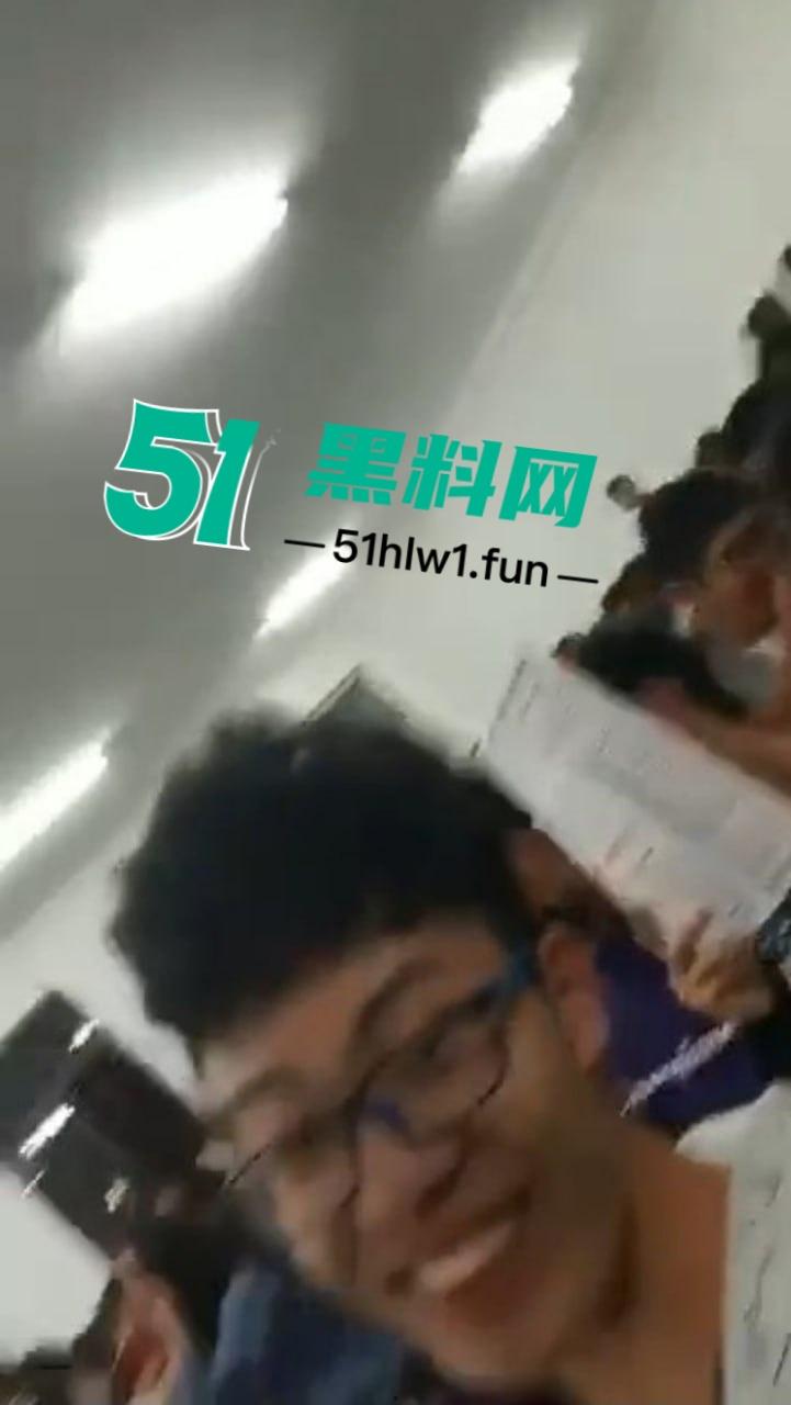 课堂意外变看片现场，男老师误触播放岛国爱情片，全班学生集体围观，女生掩面羞愧！