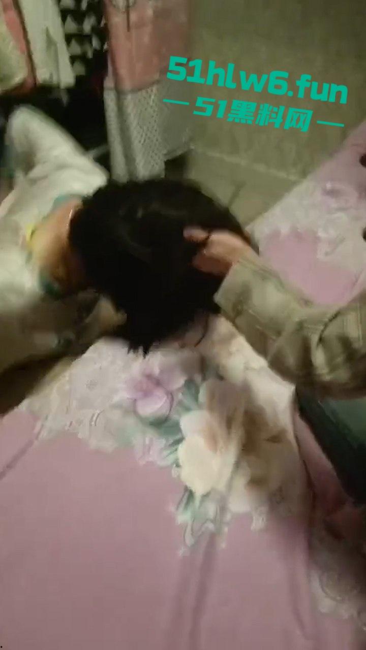 四川达州狗男女出轨抓奸在床，秃头奸夫被对方老公暴打出血躺地喊妈。