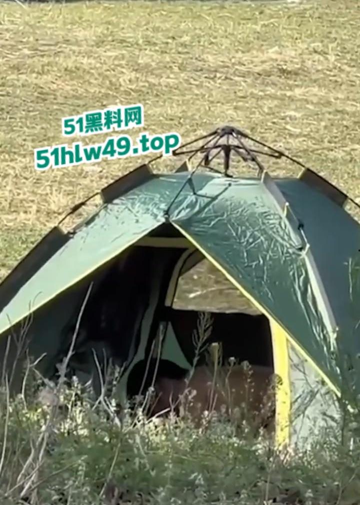 青州古城小巷上演活春宫，女的穿古风绿裙气质迷人蹲在猥琐男胯下，熟练伺候鸡巴旁若无人。