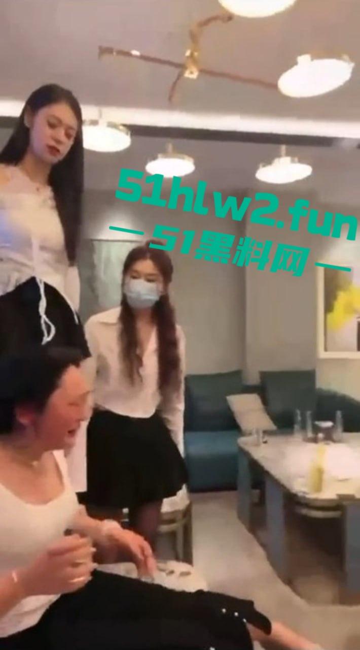 陪酒圈太狠了美女陪酒小妹被按住灌尿凌辱，几个集美联手欺负抢大哥的女人，集美上演塑料姐妹花大战