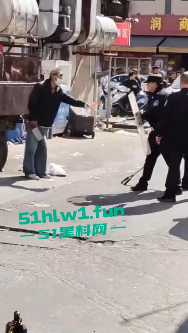 广东海丰县中年大爷手持菜刀怒怼警察，单挑三防爆盾，硬刚场面炸裂牛逼到飞起！