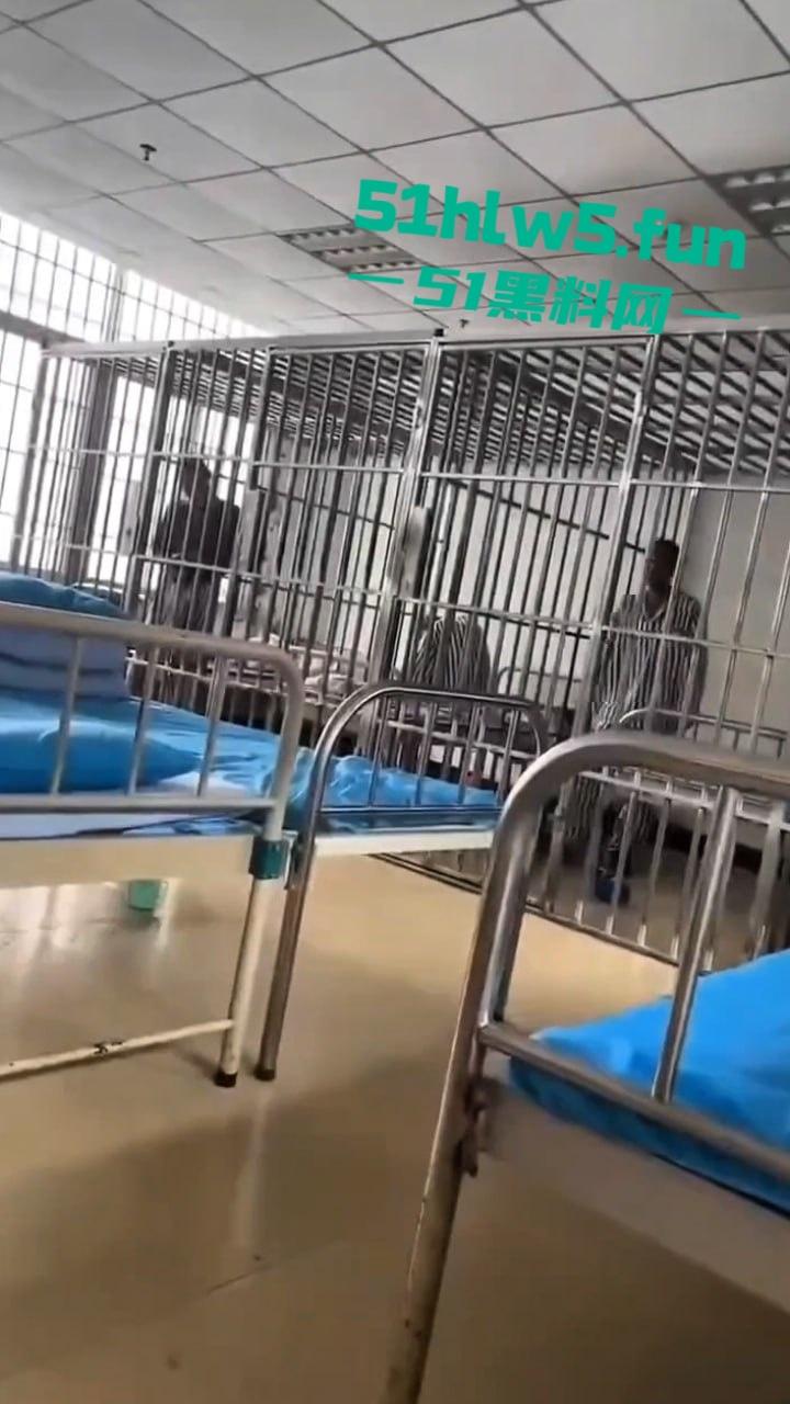 实拍精神病院内部，高墙、铁窗、监控摄像头。真实的牢笼的样子就是另一种类的监狱。